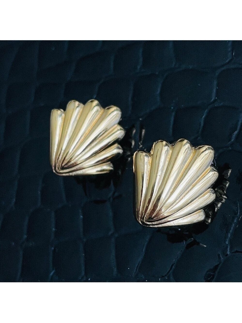 Crown Trifari Vintage Gold Plated Sea Shell Statement Nautical Clip On E… - Picture 3 of 15